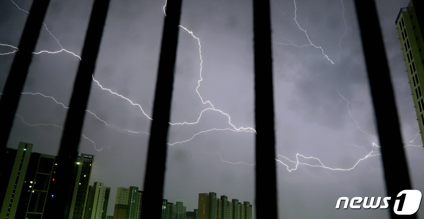 본문 이미지 - 번개치는 모습./뉴스1 ⓒ News1 유경석 기자
