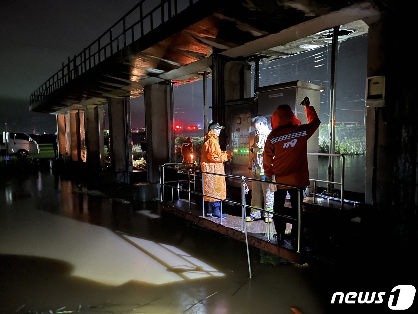 본문 이미지 - 29일 오전 전남보상본부가 전날 수문확인 작업 중 실종된 60대 여성을 찾기 위한 밤샘수색 작업을 벌이고 있다.(전남소방본부 제공) 2023.6.28/뉴스1 
