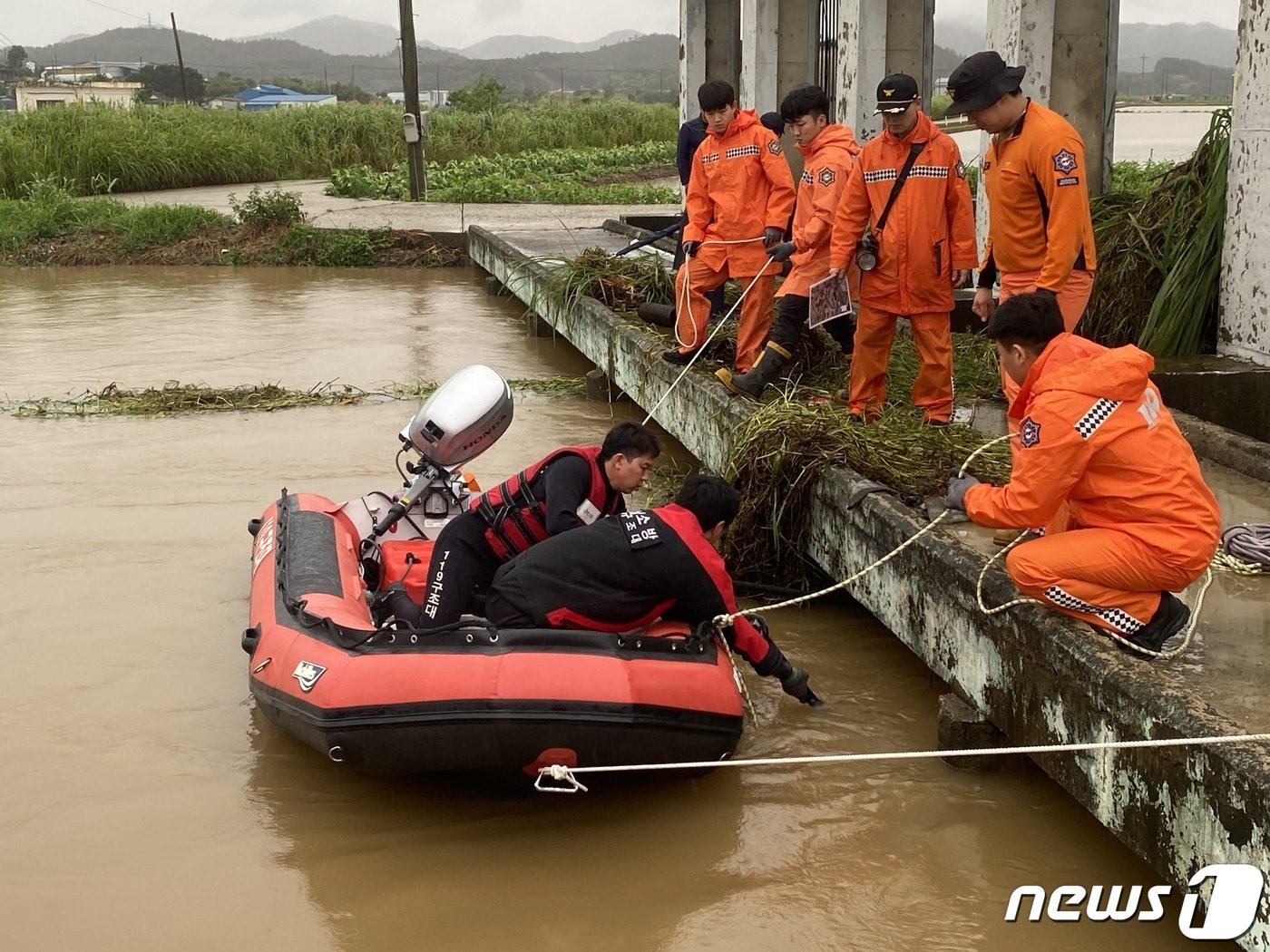 28일 오전 전남소방본부 소방대원들이 전남 함평군 엄다면 송로리 인근에서 전날 폭우로 불어난 하천 수문을 열다가 실종된 수문관리자 여성을 찾기 위한 수색 작업을 하고 있다. &#40;전남소방본부 제공&#41; 2023.6.28/뉴스1