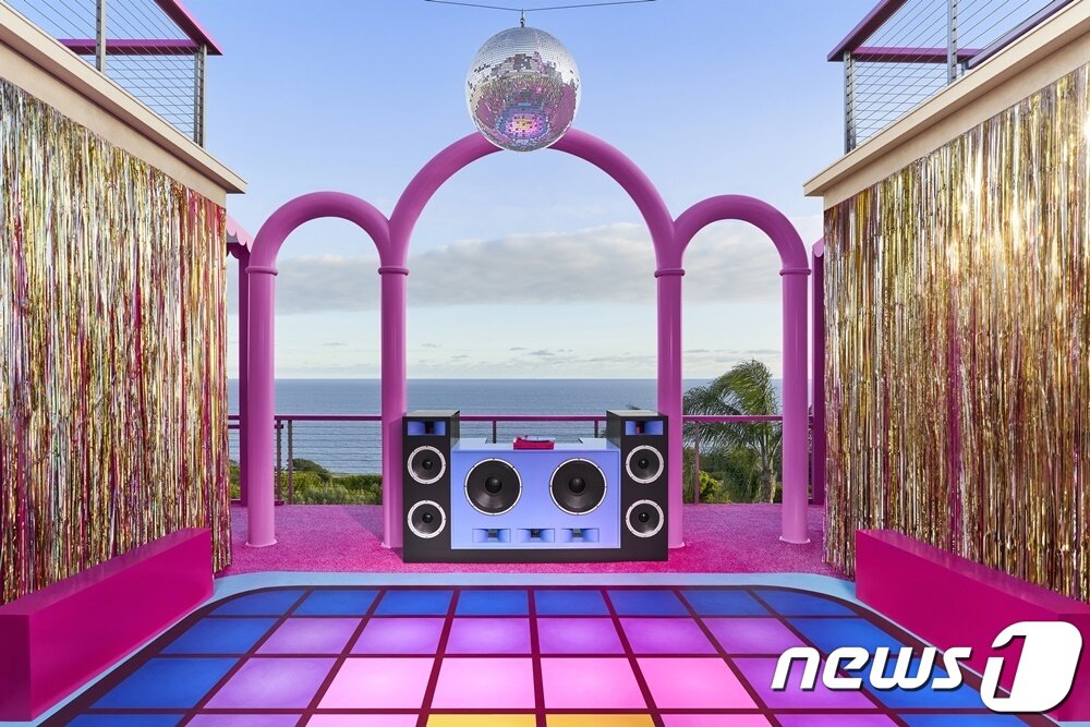 본문 이미지 - 말리부 해변을 바라보는 바비의 드림하우스(에어비앤비 제공)