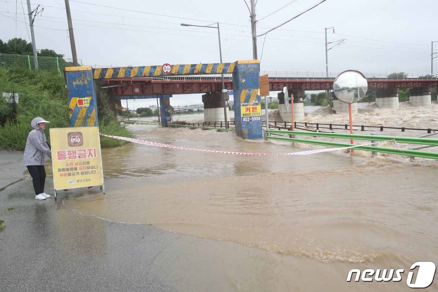 본문 이미지 - 밤 사이 내린 폭우로 28일 광주시 광산구 광신대교 밑 도로가 침수돼 통제되고 있다. 2023.6.28/뉴스1 ⓒ News1 김태성 기자