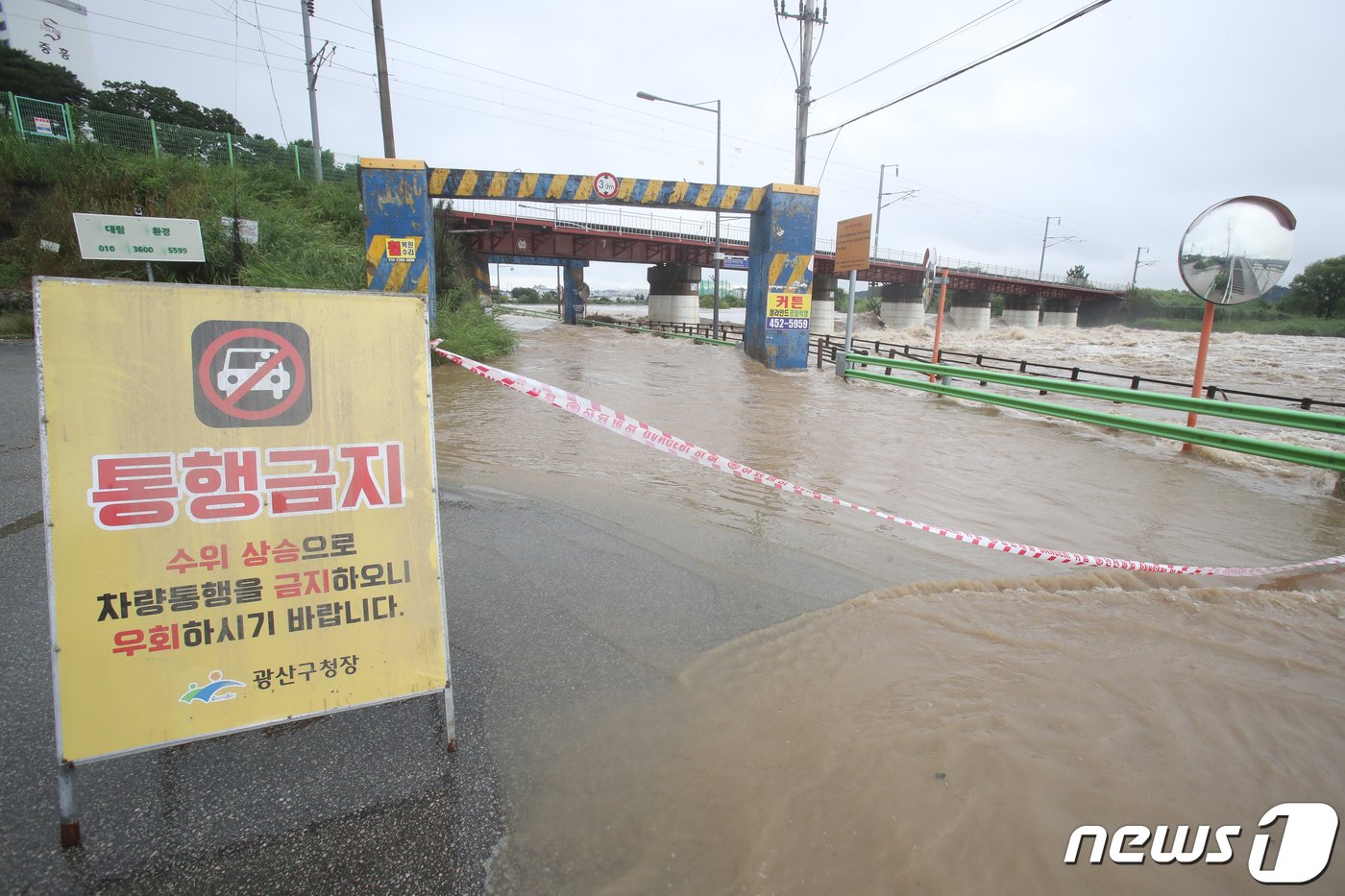 본문 이미지 - 밤 사이 내린 폭우로 28일 광주시 광산구 광신대교 밑 도로가 침수돼 통제되고 있다. 2023.6.28/뉴스1 ⓒ News1 김태성 기자