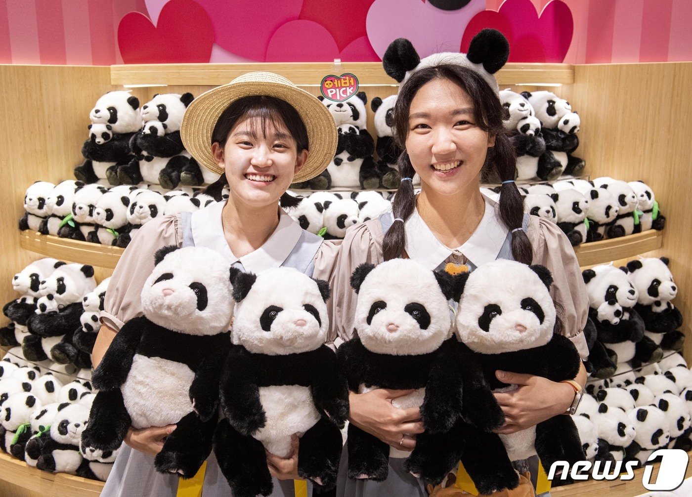 본문 이미지 - 에버랜드는 아기 판다 푸바오에 인기에 판다 관련 상품 판매량도 급증하며 인기를 끌고 있다고 28일 밝혔다.. (에버랜드 제공) 2023.6.28/뉴스1