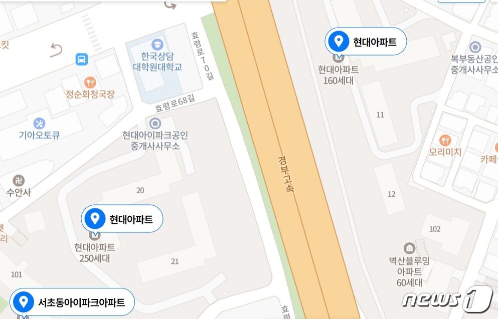 본문 이미지 - 서초현대 네이버맵상 위치도. 5개동 단지 사이에 경부고속도로가 위치, 각 2개동과 3개동으로 갈라져 있다.