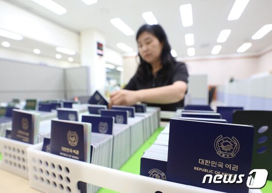 본격적인 여름 휴가철을 앞두고 해외여행 수요가 급증하면서 여권발급 신청이 늘어나고 있는 28일 경기 수원시 팔달구 수원시여권민원실에서 직원이 발급된 여권을 정리하고 있다. 2923.6.28/뉴스1 © News1 김영운 기자