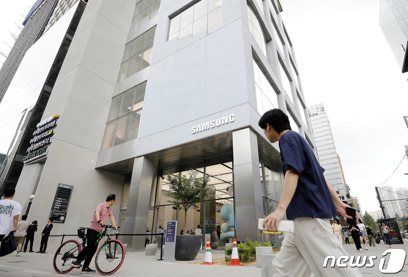 본문 이미지 - 28일 오전 서울 서초구 강남역 사거리 인근 오픈을 하루 앞둔 '삼성 강남' 플래그십 스토어 앞으로 시민들이 지나가고 있다. 삼성전자는 서울 강남 한복판에 MZ세대를 겨냥한 플래그십 스토어 ‘삼성 강남’을 29일 오픈한다. 2023.6.28/뉴스1 ⓒ News1 박지혜 기자
