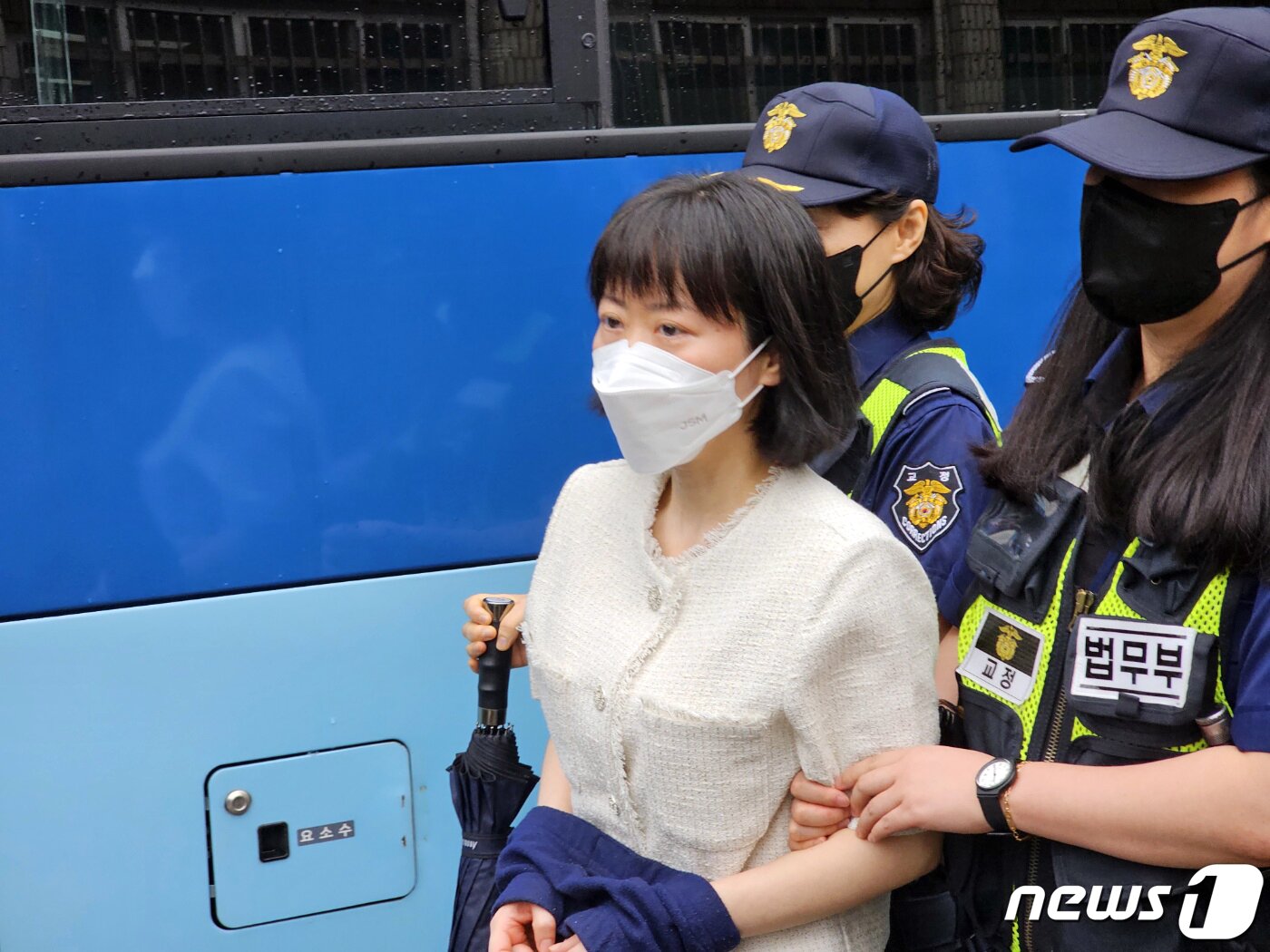 본문 이미지 - 아버지를 살해한 혐의로 무기징역형을 선고 받고 23년째 복역중인 김신혜 씨가 28일 오전 재판 준비기일에 출석하기 위해 광주지방법원 해남지원으로 호송되고 있다. 2023.6.28/뉴스1 ⓒ News1 최성국 기자