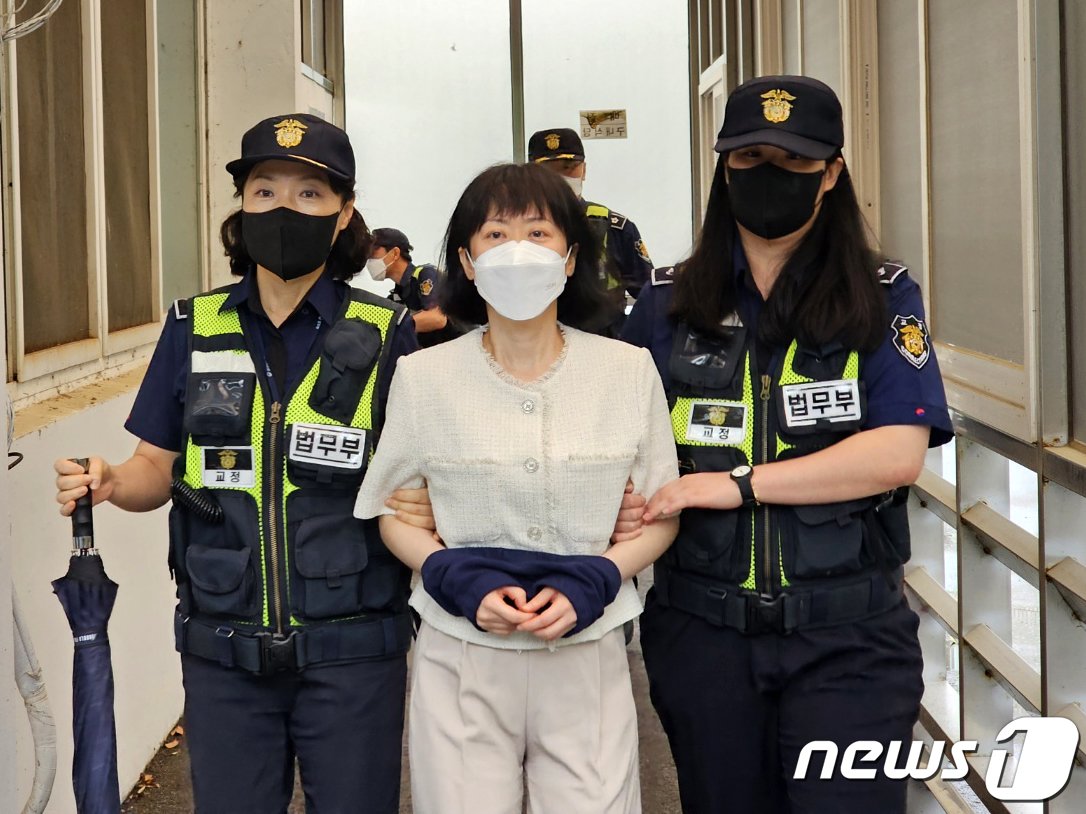 본문 이미지 - 아버지를 살해한 혐의로 무기징역형을 선고 받고 23년째 복역중인 김신혜 씨가 지난해 6월 28일 오전 재심 재판 준비기일에 출석하기 위해 광주지방법원 해남지원으로 호송되고 있다. 2023.6.28/뉴스1 ⓒ News1 최성국 기자