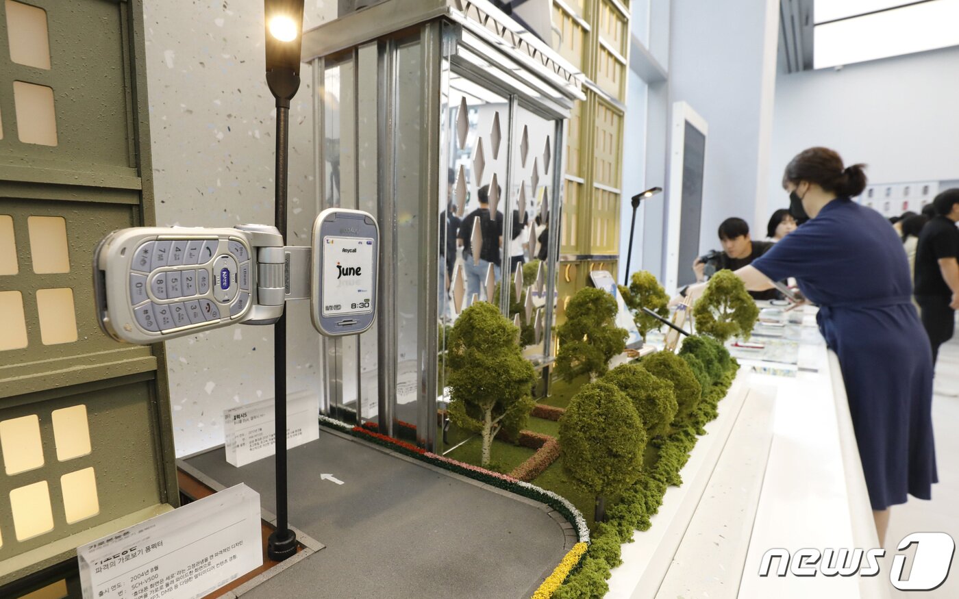 본문 이미지 - 28일 오전 서울 서초구 강남역 사거리 인근 '삼성 강남' 플래그십 스토어에서 열린 미디어 브리핑에서 취재진들이 매장을 둘러보고 있다. 삼성전자는 서울 강남 한복판에 MZ세대를 겨냥한 플래그십 스토어 ‘삼성 강남’을 29일 오픈한다. 2023.6.28/뉴스1 ⓒ News1 박지혜 기자
