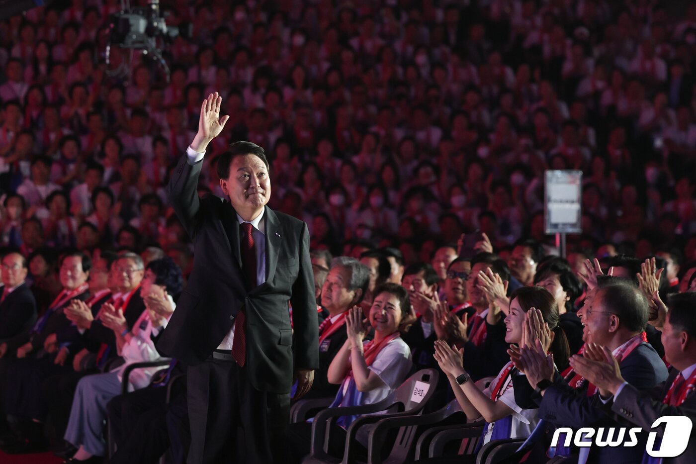 본문 이미지 - 윤석열 대통령이 28일 서울 중구 장충체육관에서 열린 한국자유총연맹 제69주년 창립기념행사에 참석해 손을 흔들고 있다. (대통령실 제공) ⓒ News1 안은나 기자