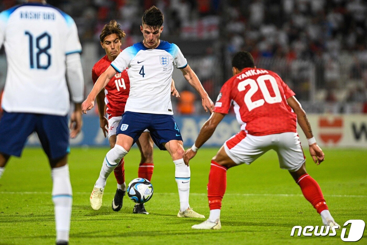 본문 이미지 - 잉글랜드 대표팀 미드필더 라이스(가운데) ⓒ AFP=뉴스1