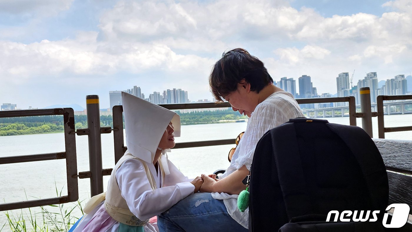 본문 이미지 - 지난 22일 서울 용산구 서빙고로91나길 2-3에서 진행된 사회복무요원 최준의 추모제에서 엄마 명희가 소리굿을 주관한 사회적협동조합 '살판'의 소리꾼으로부터 위로를 받고 있다. 2023.6.22/뉴스1 ⓒ News1 박동해 기자