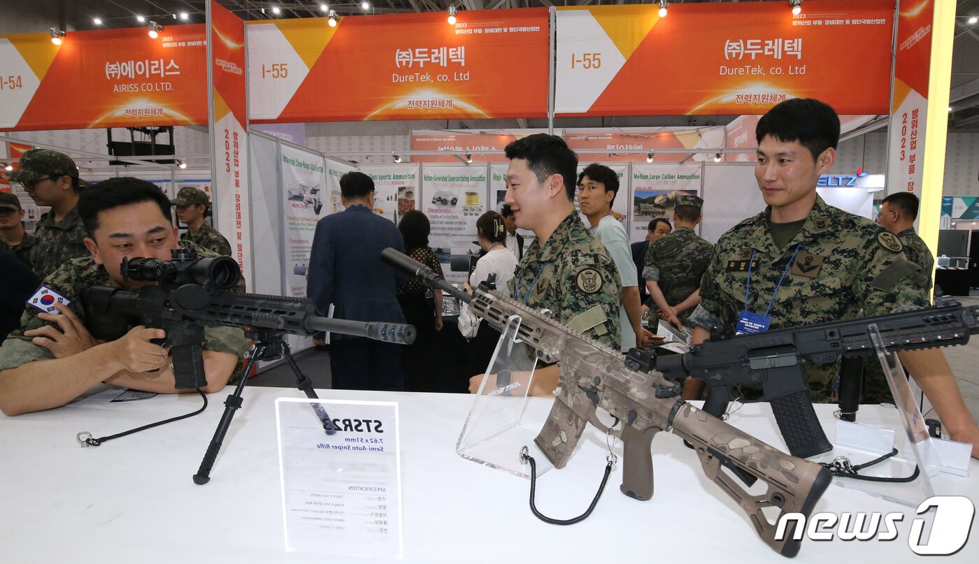 본문 이미지 - 28일 대전컨벤션센터(DCC)에서 열린 2023 방위산업 부품․장비대전 및 첨단국방산업전에서 참석자들이 방위산업 제품을 살피고 있다. 2023.6.28/뉴스1 ⓒ News1 김기태 기자