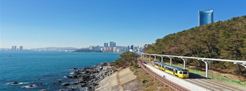 본문 이미지 - 해운대 블루라인파크 해변열차.(국가철도공단 제공)