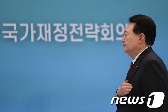 윤석열 대통령이 28일 오후 서울 종로구 청와대 영빈관에서 열린 2023년 국가재정전략회의에 참석해 국기에 대한 경례를 하고 있다. (대통령실 제공) 2023.6.28/뉴스1 © News1 안은나 기자
