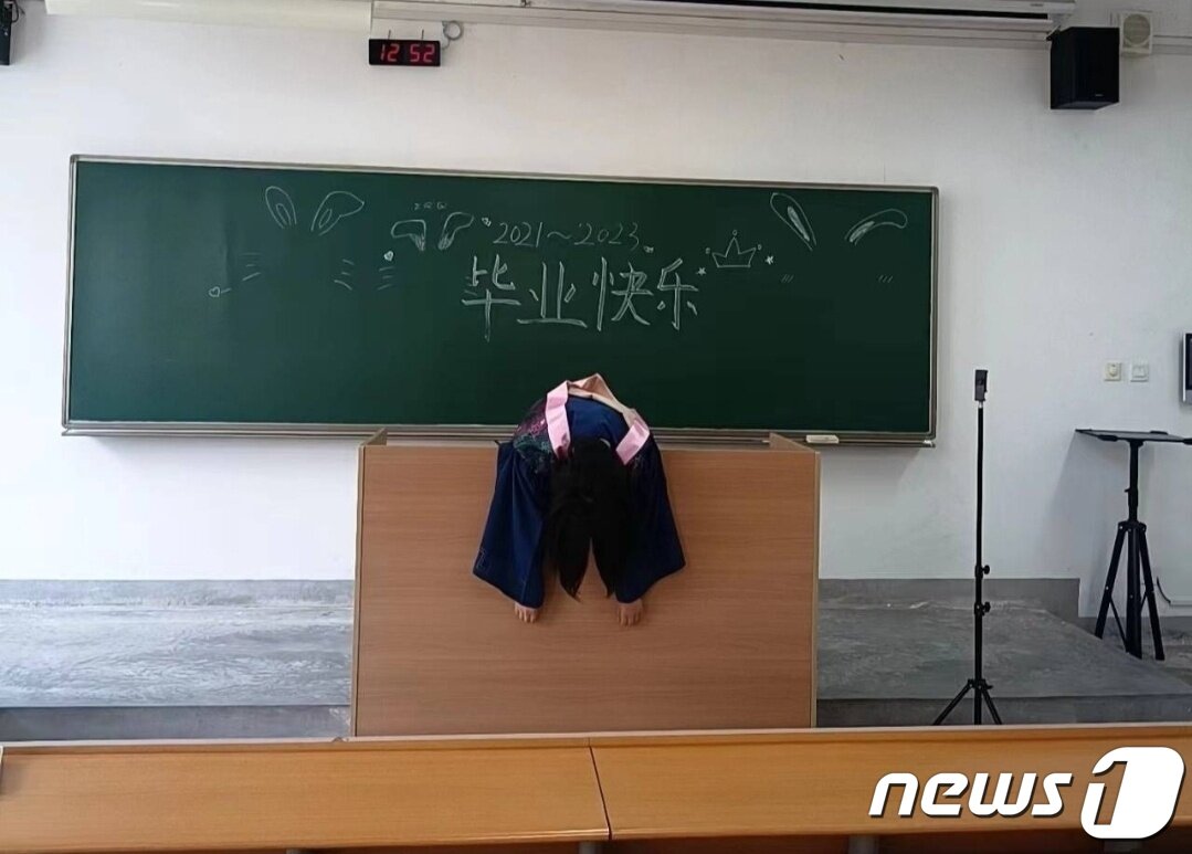 본문 이미지 - 한 대학생이 교탁 위에 축 늘어져 있다. 칠판에는 &#39;졸업축하&#39;라는 글이 쓰여 있다 - 웨이보 갈무리