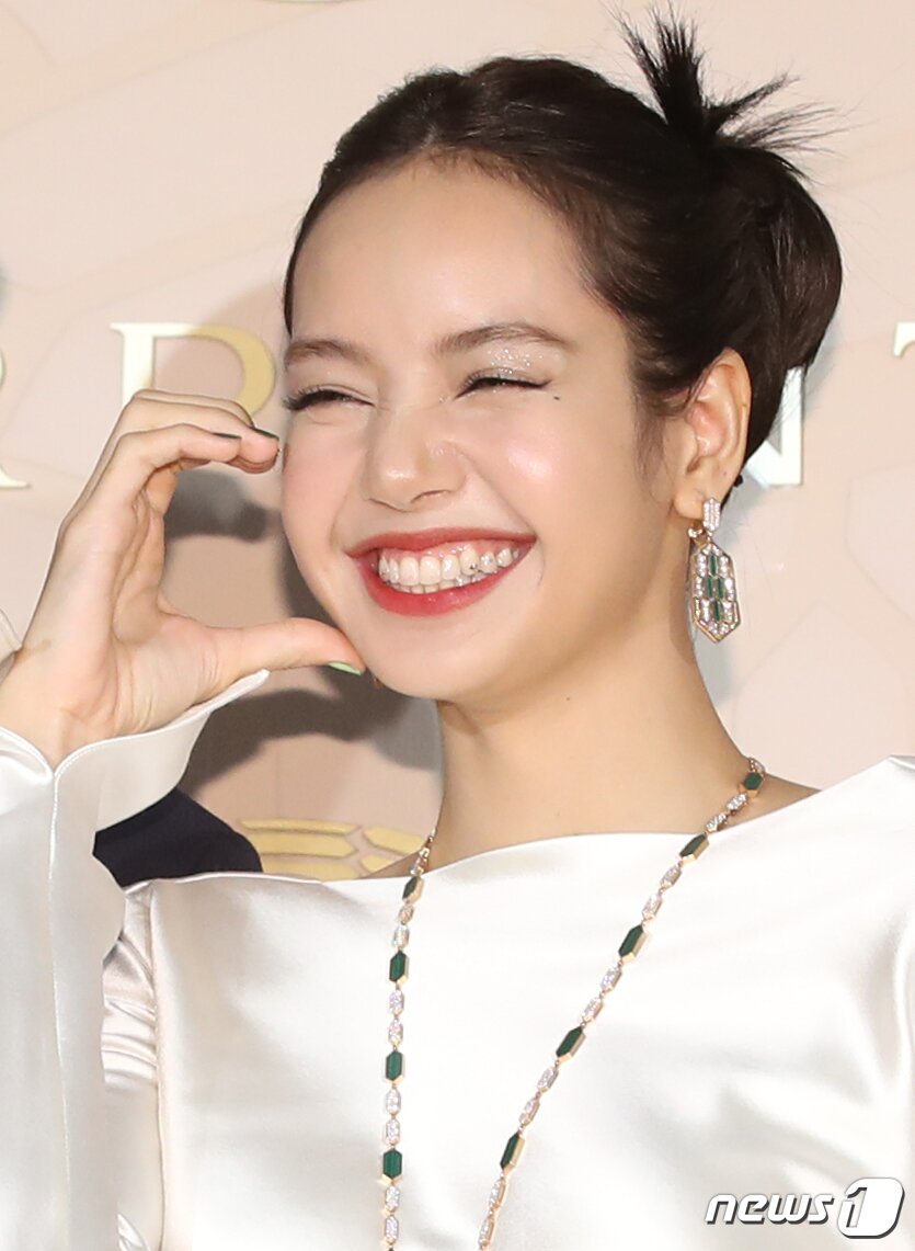 본문 이미지 - 블랙핑크 리사가 28일 오후 서울 종로구 소격동 국제 갤러리에서 진행된 한 명품 브랜드의 컬렉션 75주년 기념 포토월에서 포즈를 취하고 있다. 치아에  하트 모먕의 투스젬이 눈길을 끈다. ⓒ News1 권현진 기자