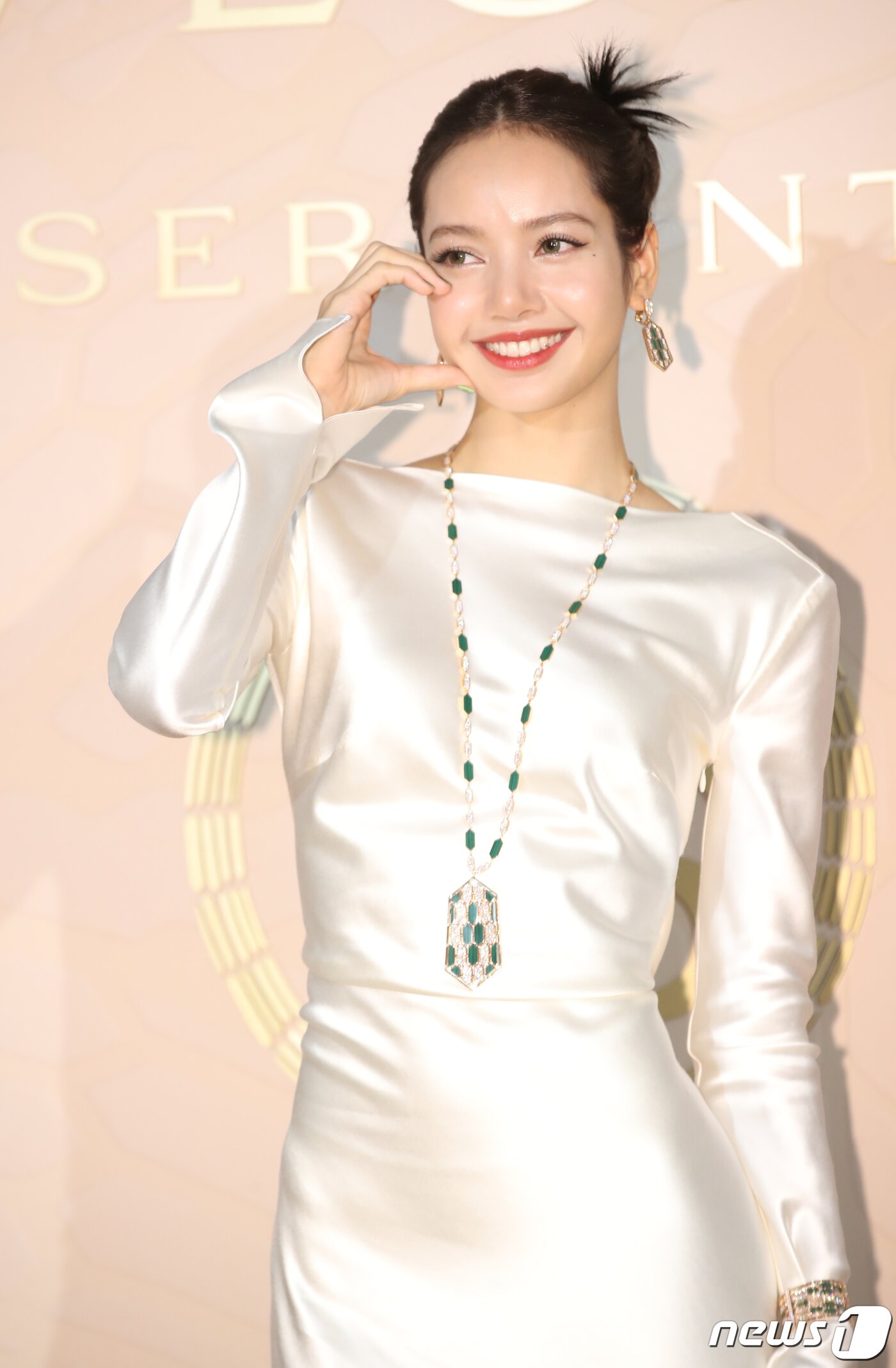 본문 이미지 - 블랙핑크 리사가 28일 오후 서울 종로구 소격동 국제 갤러리에서 진행된 한 명품 브랜드의 컬렉션 75주년 기념 포토월에서 볼 하트 포즈를 취하고 있다. ⓒ News1 권현진 기자