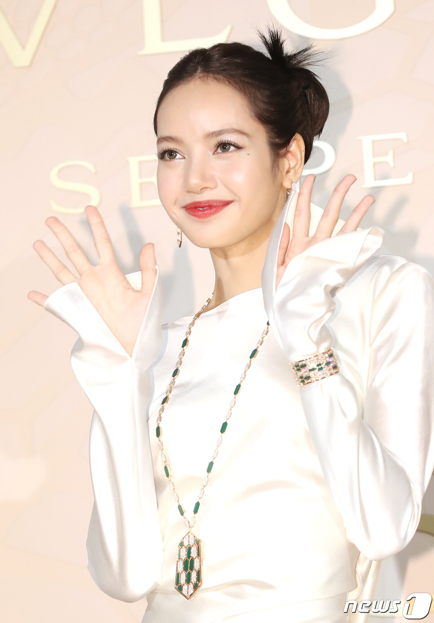 본문 이미지 - 블랙핑크 리사가 28일 오후 서울 종로구 소격동 국제 갤러리에서 진행된 한 명품 브랜드의 컬렉션 75주년 기념 포토월에서 사랑스러운 손 인사를 하고 있다. ⓒ News1 권현진 기자