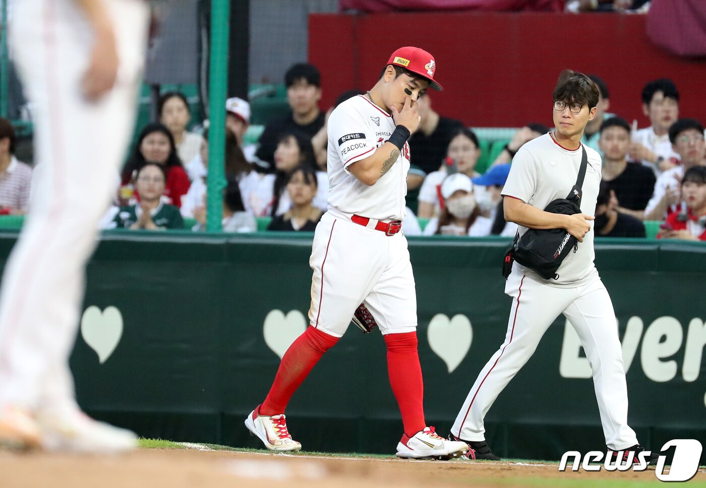 본문 이미지 - 28일 인천 SSG랜더스필드에서 열린 &#39;2023 신한은행 SOL KBO리그&#39; LG 트윈스와 SSG 랜더스의 경기, SSG 추신수가 3회초 1사 2,3루 상황에서 부상으로 교체되고 있다. 2023.6.28/뉴스1 ⓒ News1 김성진 기자