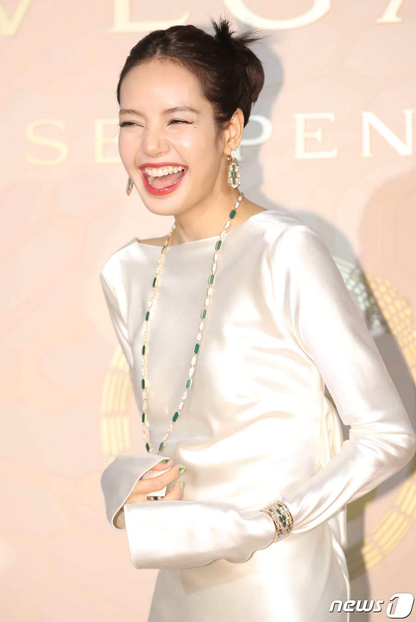 본문 이미지 - 블랙핑크 리사가 28일 오후 서울 종로구 소격동 국제 갤러리에서 진행된 한 명품 브랜드의 컬렉션 75주년 기념 포토월에서 환하게 웃고 있다. 리사의 치아에 은색의 하트와 별 모양의 주얼리가 눈길을 끈다. ⓒ News1 권현진 기자