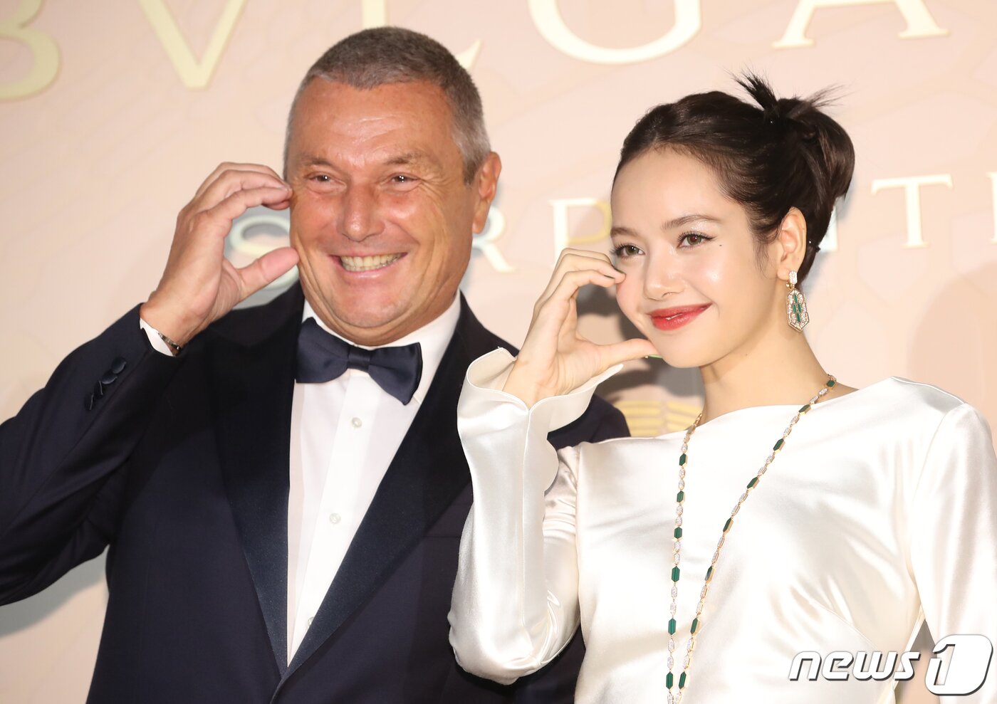 본문 이미지 - 장크리스토프 베인 불가리 대표와 블랙핑크 리사(오른쪽)가 28일 오후 서울 종로구 소격동 국제 갤러리에서 진행된 불가리 컬렉션 75주년 기념 포토월에서 포즈를 취하고 있다. 2023.6.28/뉴스1 ⓒ News1 권현진 기자