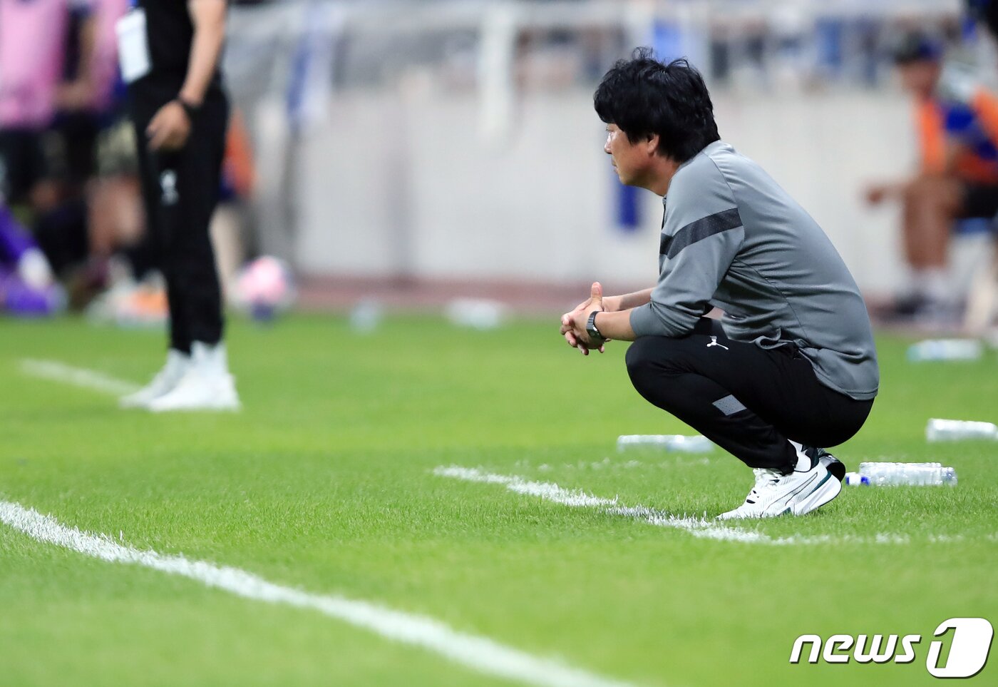 본문 이미지 - 김병수 수원삼성 감독이 28일 오후 인천광역시 중구 도원동 인천축구전용경기장에서 열린 2023 하나원큐 FA컵 5라운드&#40;8강&#41; 인천유나이티드와 수원삼성의 경기에서 쪼그려 앉아 피치를 바라보고 있다. 2023.6.28/뉴스1 ⓒ News1 박정호 기자
