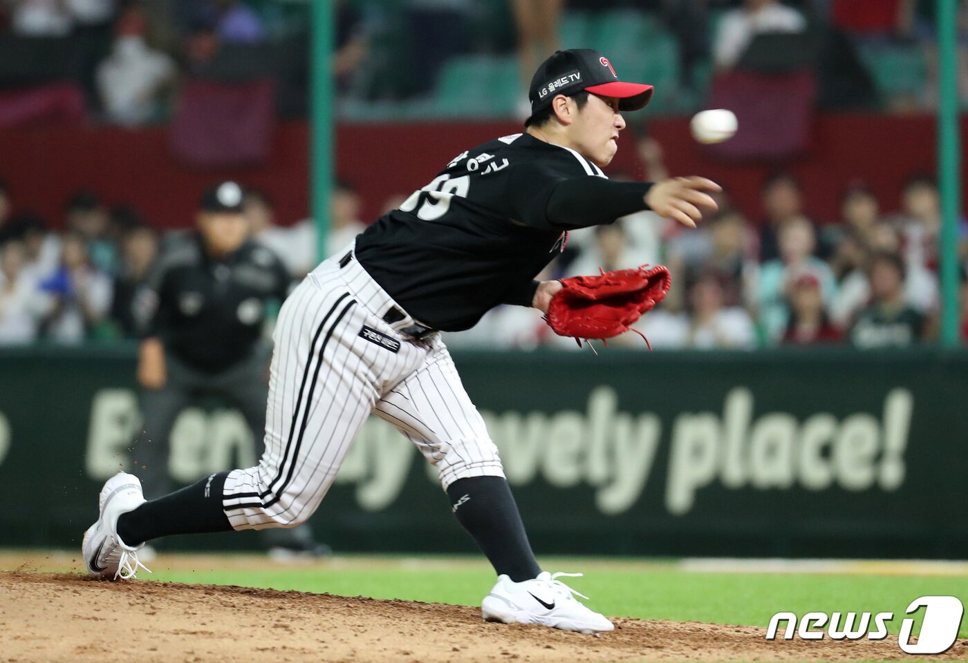 본문 이미지 - 28일 인천 SSG랜더스필드에서 열린 '2023 신한은행 SOL KBO리그' LG 트윈스와 SSG 랜더스의 경기, LG 박명근이 7회말 마운드에 올라 투구하고 있다. 2023.6.28/뉴스1 ⓒ News1 김성진 기자