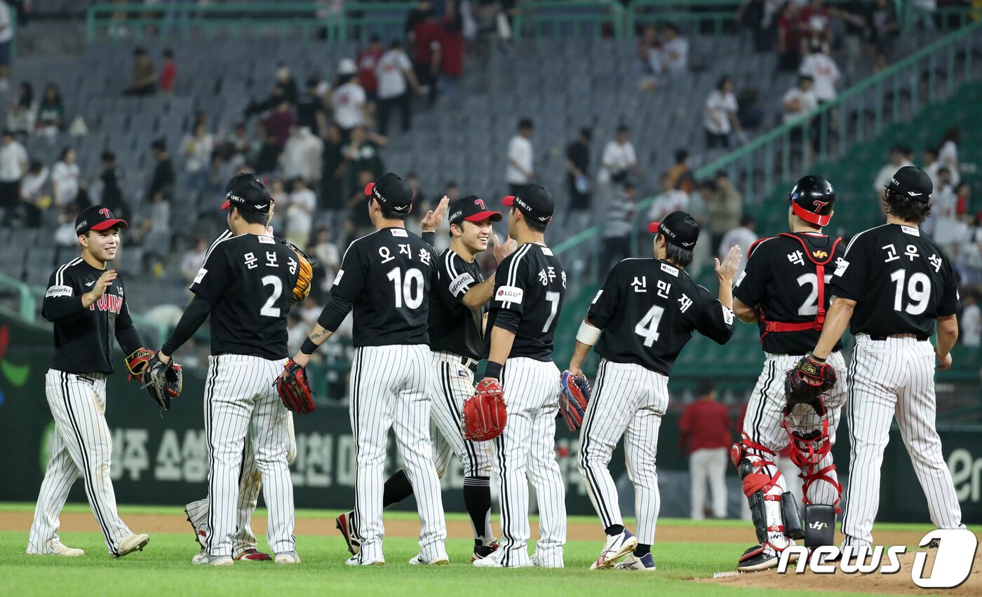 본문 이미지 - 28일 인천 SSG랜더스필드에서 열린 '2023 신한은행 SOL KBO리그' LG 트윈스와 SSG 랜더스의 경기에서 8-6 승리를 거둔 LG 선수들이 하이파이브를 하고 있다. 2023.6.28/뉴스1 ⓒ News1 김성진 기자