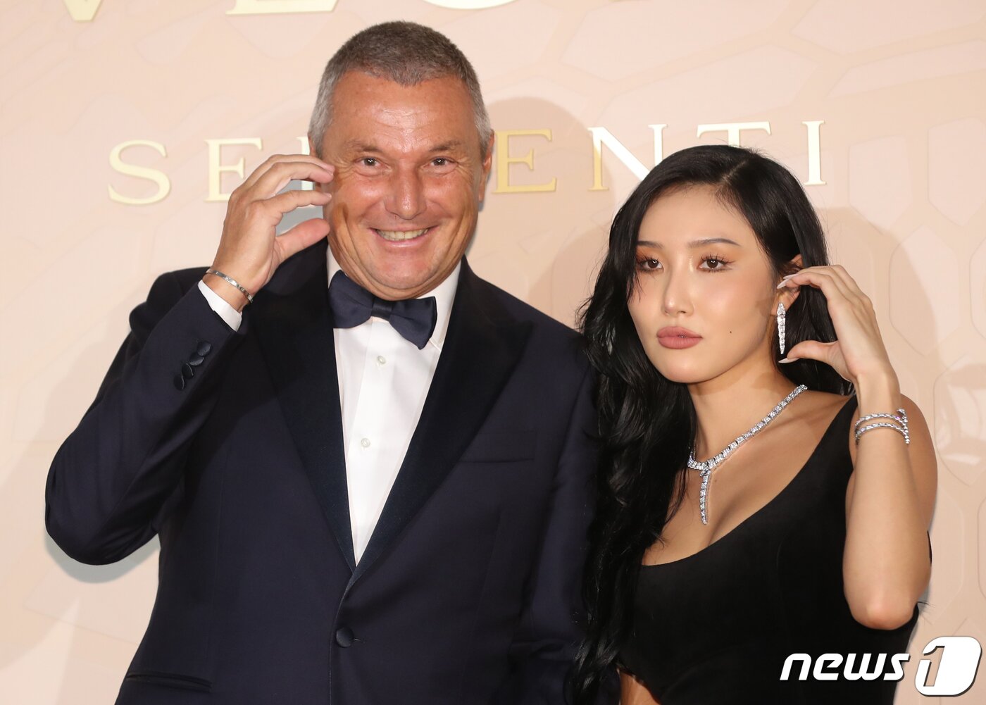 본문 이미지 - 장크리스토프 베인 불가리 대표와 마마무 화사(오른쪽)가 28일 오후 서울 종로구 소격동 국제 갤러리에서 진행된 불가리 컬렉션 75주년 기념 포토월에서 포즈를 취하고 있다. ⓒ News1 권현진 기자