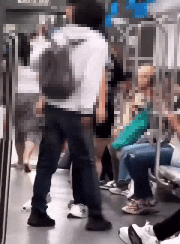 본문 이미지 - 흰색 옷을 입은 남성은 파란 옷을 입은 남성으로부터 총 8번의 로킥을 맞고 쓰러졌다. (유튜브 갈무리)