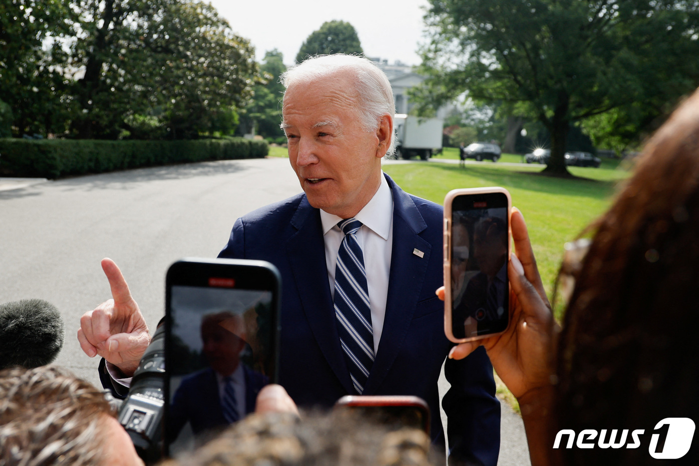 (워싱턴 로이터=뉴스1) 우동명 기자 = 조 바이든 미국 대통령이 28일(현지시각) 일리노이주 시카고로 가기 위해 워싱턴 백악관을 나서면서 취재진을 만나고 있다. 2023.6.29 …