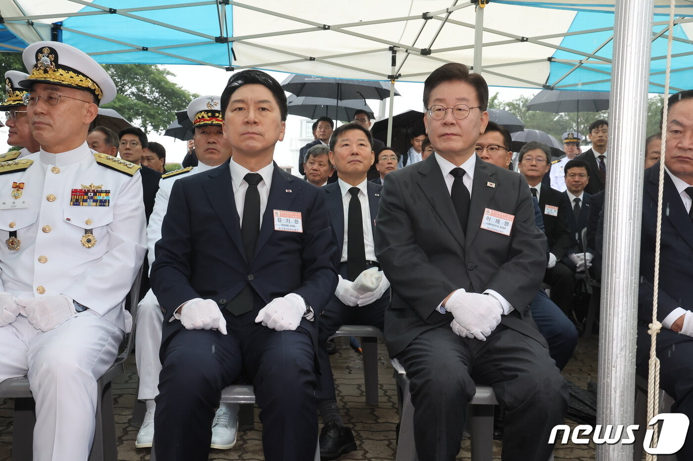 본문 이미지 - 김기현 국민의힘 대표와 이재명 더불어민주당 대표가 29일 오전 경기도 평택시 해군 제2함대사령부에서 열린 '제2연평해전 승전 21주년 기념행사'에 참석해 있다. (공동취재) 2023.6.29/뉴스1 ⓒ News1 김영운 기자