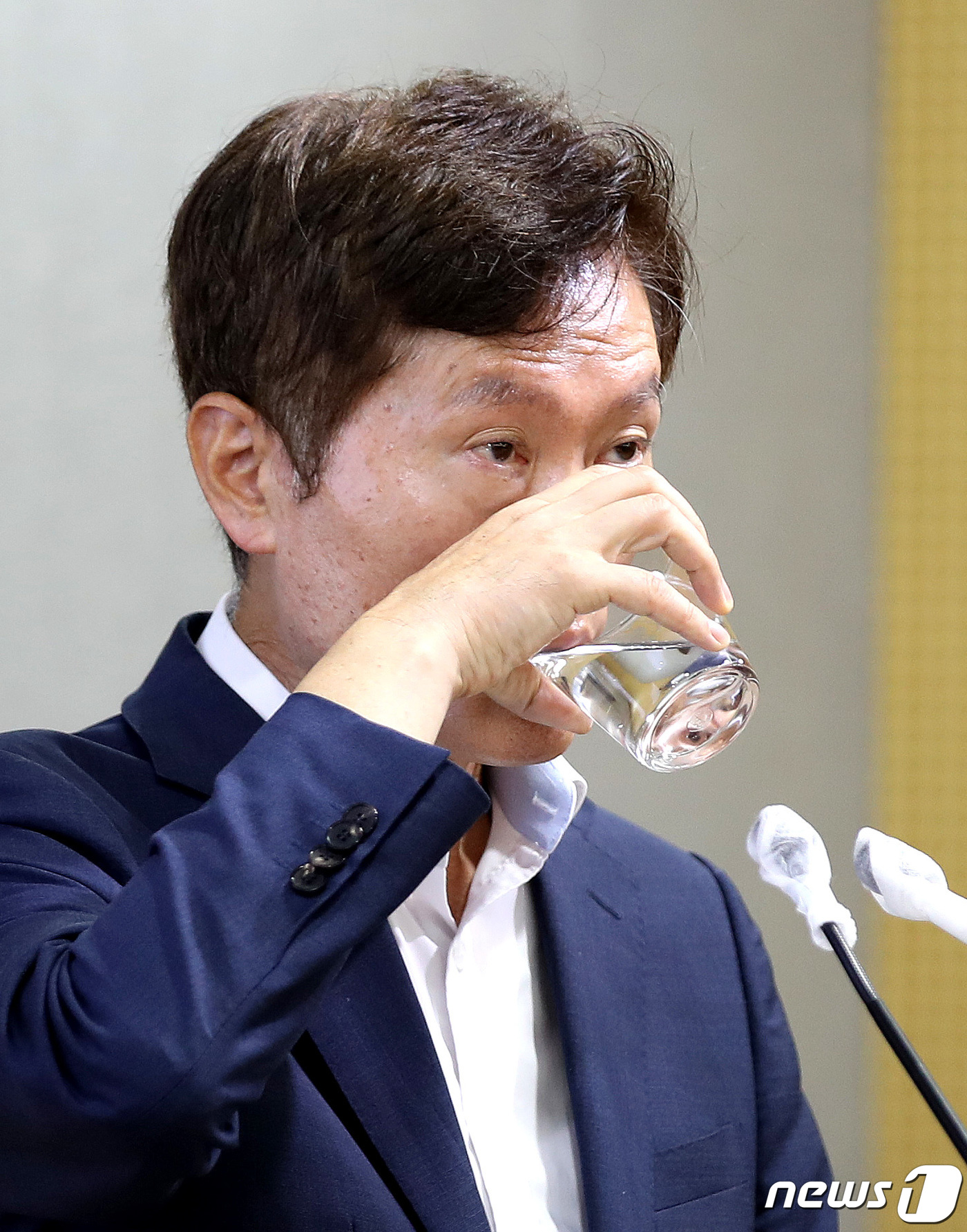 (서울=뉴스1) 박지혜 기자 = 유연식 서울시 상수도사업본부장이 29일 서울시청 브리핑룸에서 '서울시 상수도 종합계획 2040, 아리수 2.0'을 발표한 뒤 아리수를 마시고 있다. …