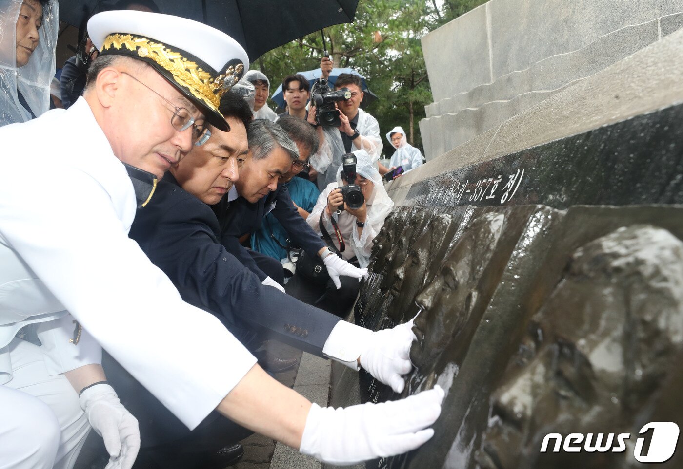 본문 이미지 - 김기현 국민의힘 대표가 29일 오전 경기 평택시 해군 제2함대사령부에서 열린 '제2연평해전 승전 21주년 기념식'에서 유가족이 해전 영웅들의 얼굴 부조상을 어루만지고 있다. 2023.6.29/뉴스1 ⓒ News1 김영운 기자