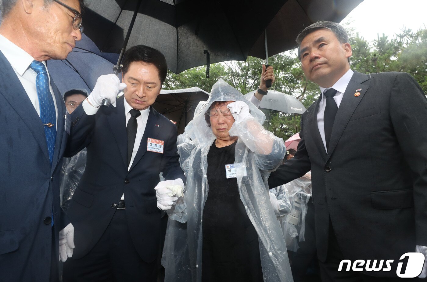본문 이미지 - 김기현 국민의힘 대표와 이종섭 국방부장관이 29일 오전 경기 평택시 해군 제2함대사령부에서 열린 '제2연평해전 승전 21주년 기념식'에서 유가족 함께 나오고 있다. 2023.6.29/뉴스1 ⓒ News1 김영운 기자