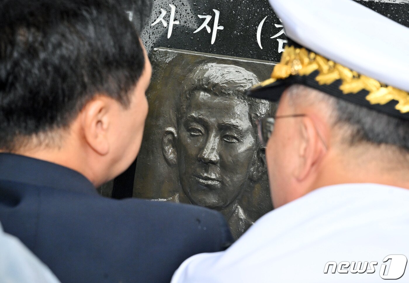 본문 이미지 - 김기현 국민의힘 대표가 29일 오전 경기 평택시 해군 제2함대사령부에서 열린 '제2연평해전 승전 21주년 기념식'에서 해전 영웅들의 얼굴 부조상을 어루만지고 있다. (공동취재) 2023.6.29/뉴스1 ⓒ News1 김영운 기자