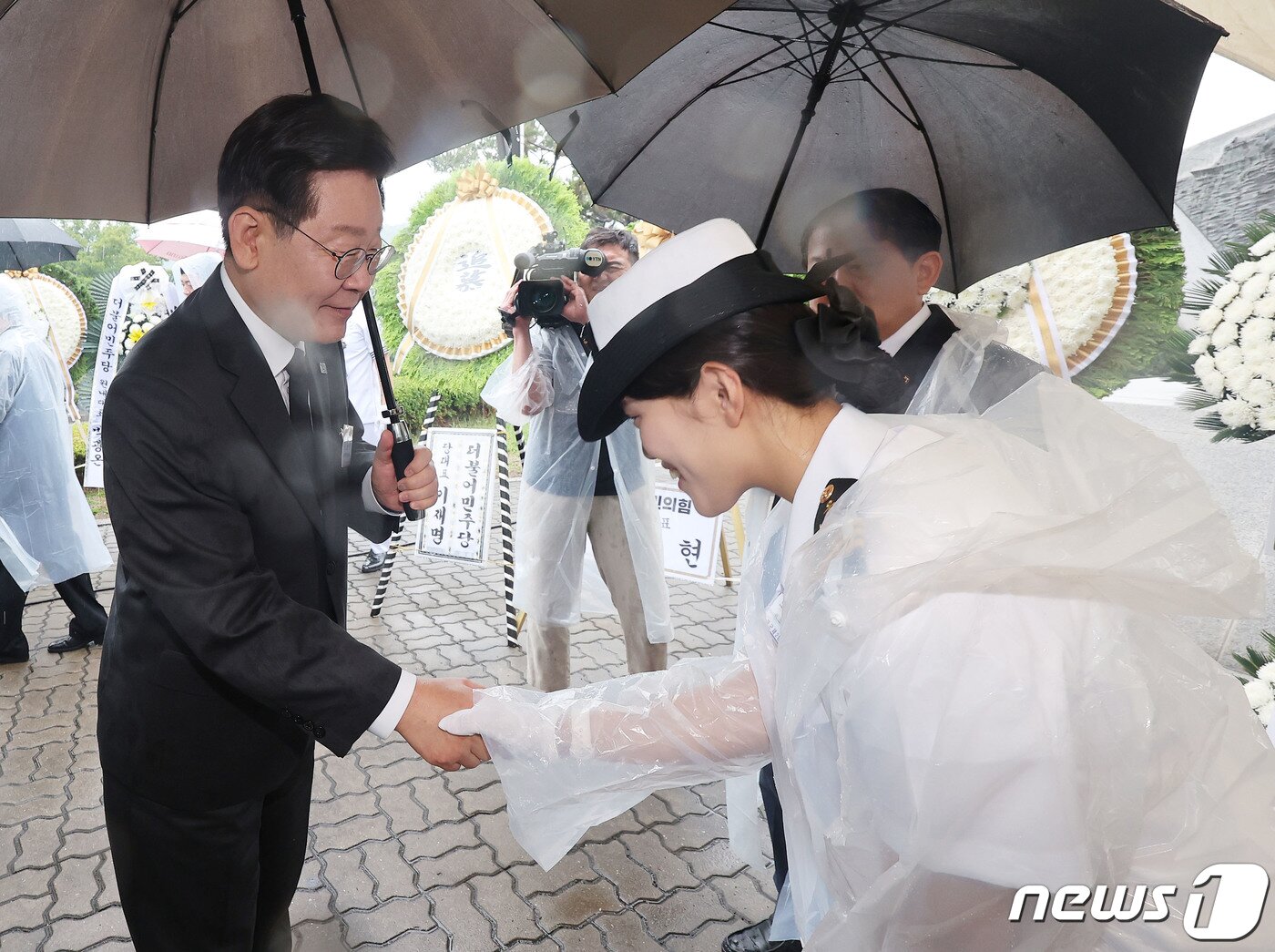 본문 이미지 - 이재명 더불어민주당 대표가 29일 오전 경기 평택시 해군 제2함대사령부에서 열린 '제2연평해전 승전 21주년 기념식'에서 조천형 상사 자녀 조시은 씨와 악수하고 있다. (공동취재) 2023.6.29/뉴스1 ⓒ News1 김영운 기자