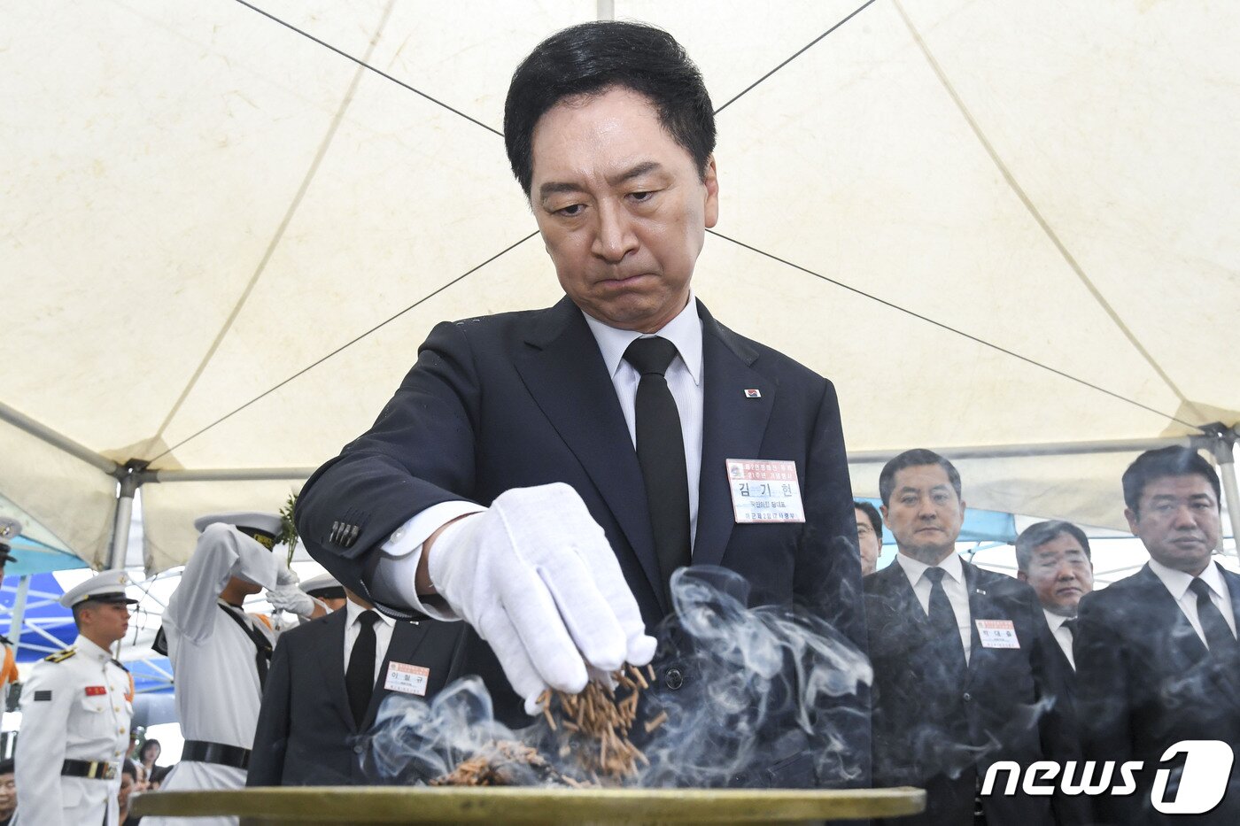 본문 이미지 - 김기현 국민의힘 대표가 29일 오전 경기 평택시 해군 제2함대사령부에서 열린 '제2연평해전 승전 21주년 기념식'에서 헌화 후 분향을 하고 있다. (공동취재) 2023.6.29/뉴스1 ⓒ News1 김영운 기자