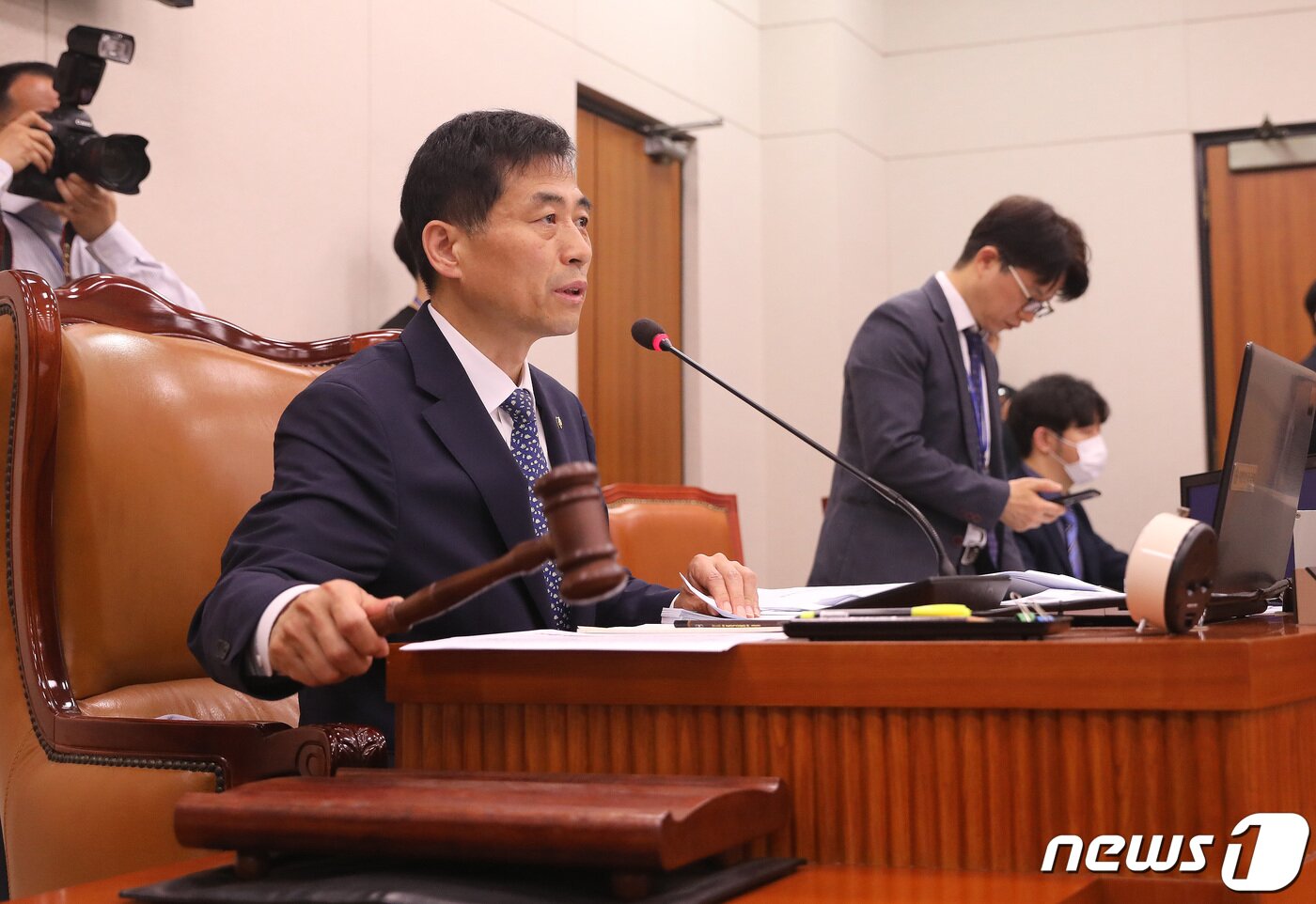 본문 이미지 - 김민기 위원장이 29일 오전 서울 여의도 국회에서 열린 국토교통위원회 전체회의에서 의사봉을 두드리고 있다. 2023.6.29/뉴스1 ⓒ News1 임세영 기자