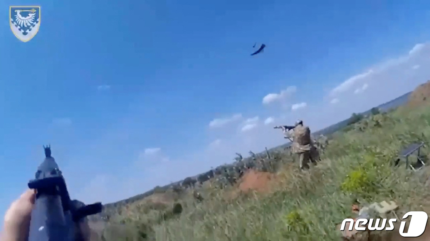 (로이터=뉴스1) 우동명 기자 = 5월 31일(현지시간) 우크라이나 군이 러시아 군의 자라 란셋 정찰 드론을 향해 발사를 하고 있다. 2023.6.29ⓒ 로이터=뉴스1