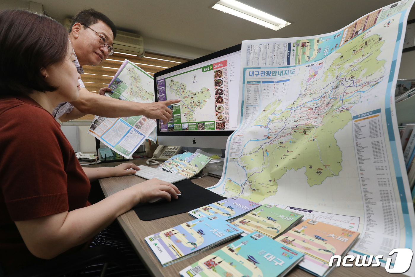 (대구=뉴스1) 공정식 기자 = 7월 1일 경북 군위군의 대구광역시 편입을 앞두고 29일 대구 중구 남산동 한 인쇄업체에서 대구관광 안내지도 개편 작업이 한창이다. 2023.6.2 …