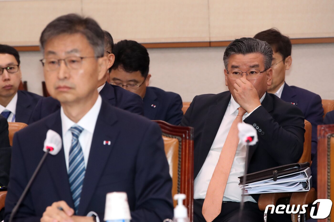 본문 이미지 - 유병호 감사원 사무총장이 29일 서울 여의도 국회에서 열린 법제사법위원회 전체회의에서 생각에 잠겨 있다. 사진 왼쪽은 최재해 감사원장. 2023.6.29 ⓒ 뉴스1 황기선 기자
