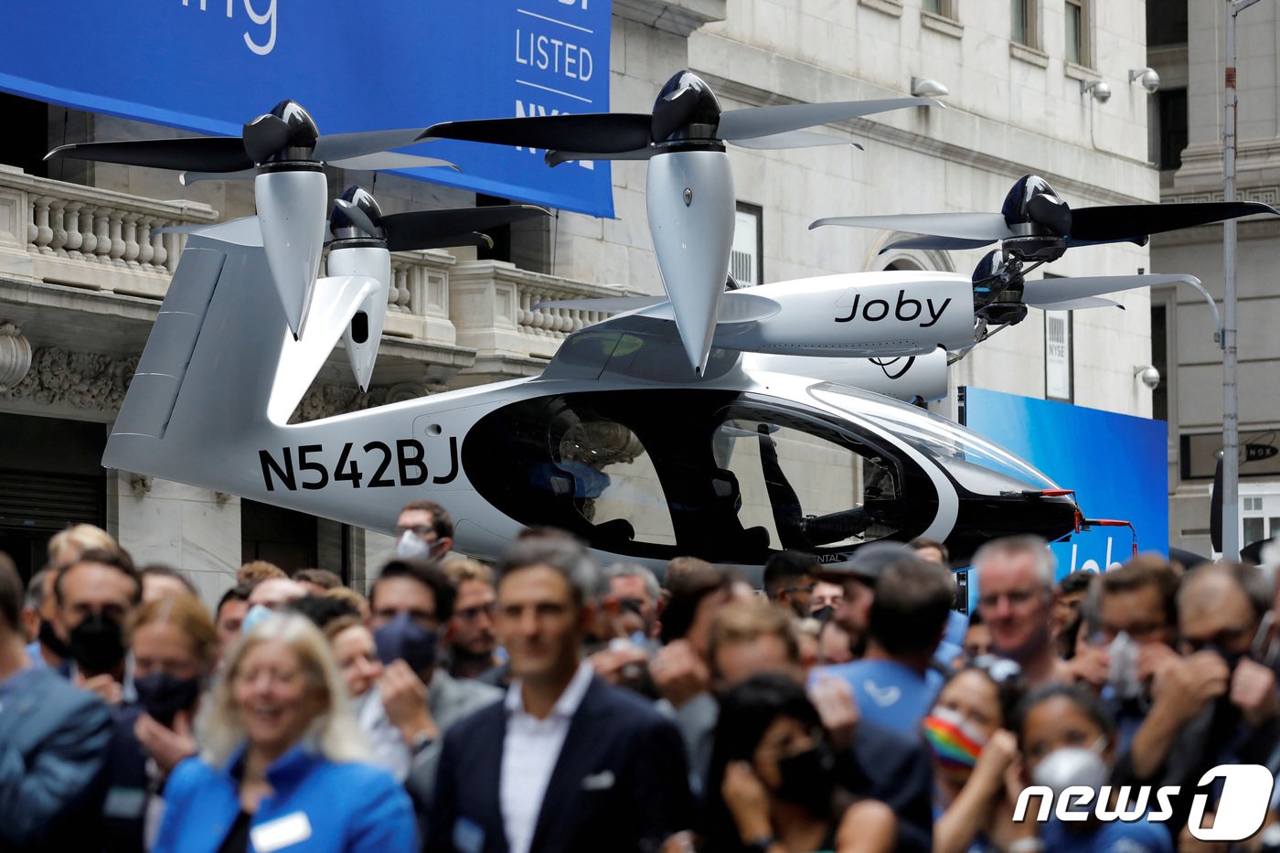 본문 이미지 - 미국의 뉴욕증권거래소&#40;NYSE&#41; 밖에서 상장을 앞둔 조비 에비에이션의 에어 택시가 전시돼 있다. 2021.08.11/ ⓒ 로이터=뉴스1 ⓒ News1 권진영 기자