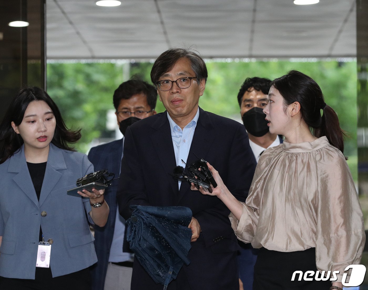 본문 이미지 - 대장동 로비 의혹을 받고 있는 양재식 변호사&#40;전 특검보&#41;가 29일 오전 서울 서초구 서울중앙지방법원에서 열린 구속 전 피의자심문&#40;영장실질심사&#41;에 출석하고 있다. 검찰은 박영수 전 특별검사와 양 변호사가 대장동 민간업자들을 지원하는 대가로 수백억원을 약속 받았다고 보고 있다. 2023.6.29/뉴스1 ⓒ News1 신웅수 기자