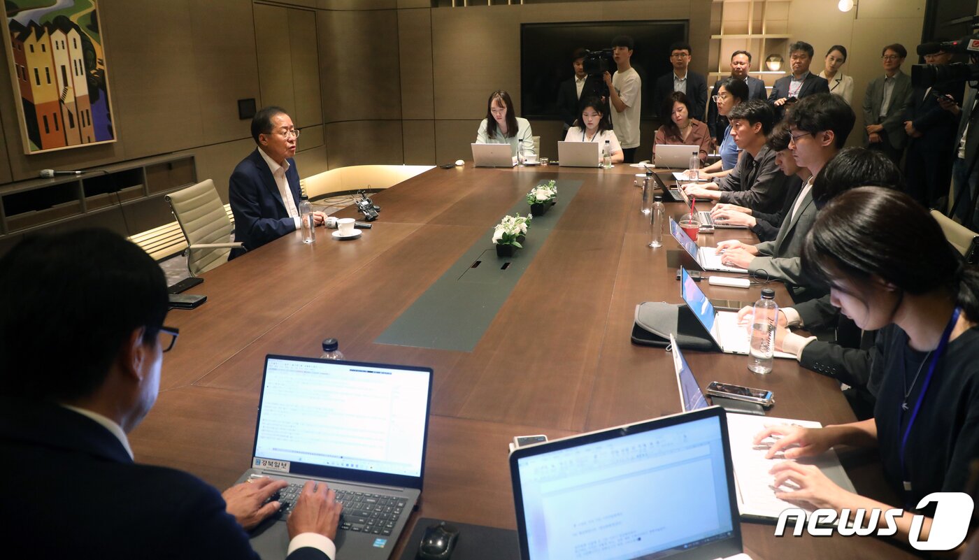 본문 이미지 - 홍준표 대구시장이 29일 오후 서울 영등포구 여의도 페어몬트 앰배서더 서울 호텔에서 열린 '2023 대구투자설명회'를 마치고 기자간담회를 하고 있다. 2023.6.29/뉴스1 ⓒ News1 황기선 기자