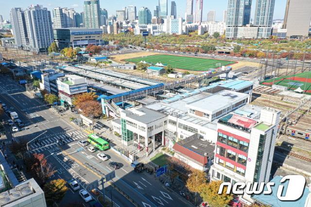 본문 이미지 - 현 노량진역사. 박일하 동작구청장은 노량진역사를 서울역과 용산역, 왕십리역처럼 대형 역사로 개발하되 고층 타워로 조성해 주거·창업 시설을 유치할 계획이라고 밝혔다(사진은 동작구청 제공).