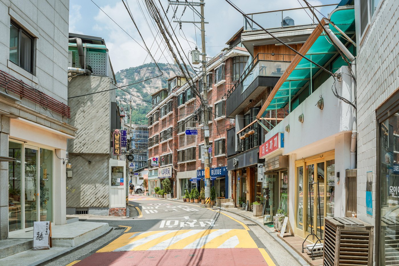 수성동계곡_세종마을에서 수성동계곡으로 가는 골목, 뒤로 인왕산이 보인다&#40;한국관광공사 제공&#41;