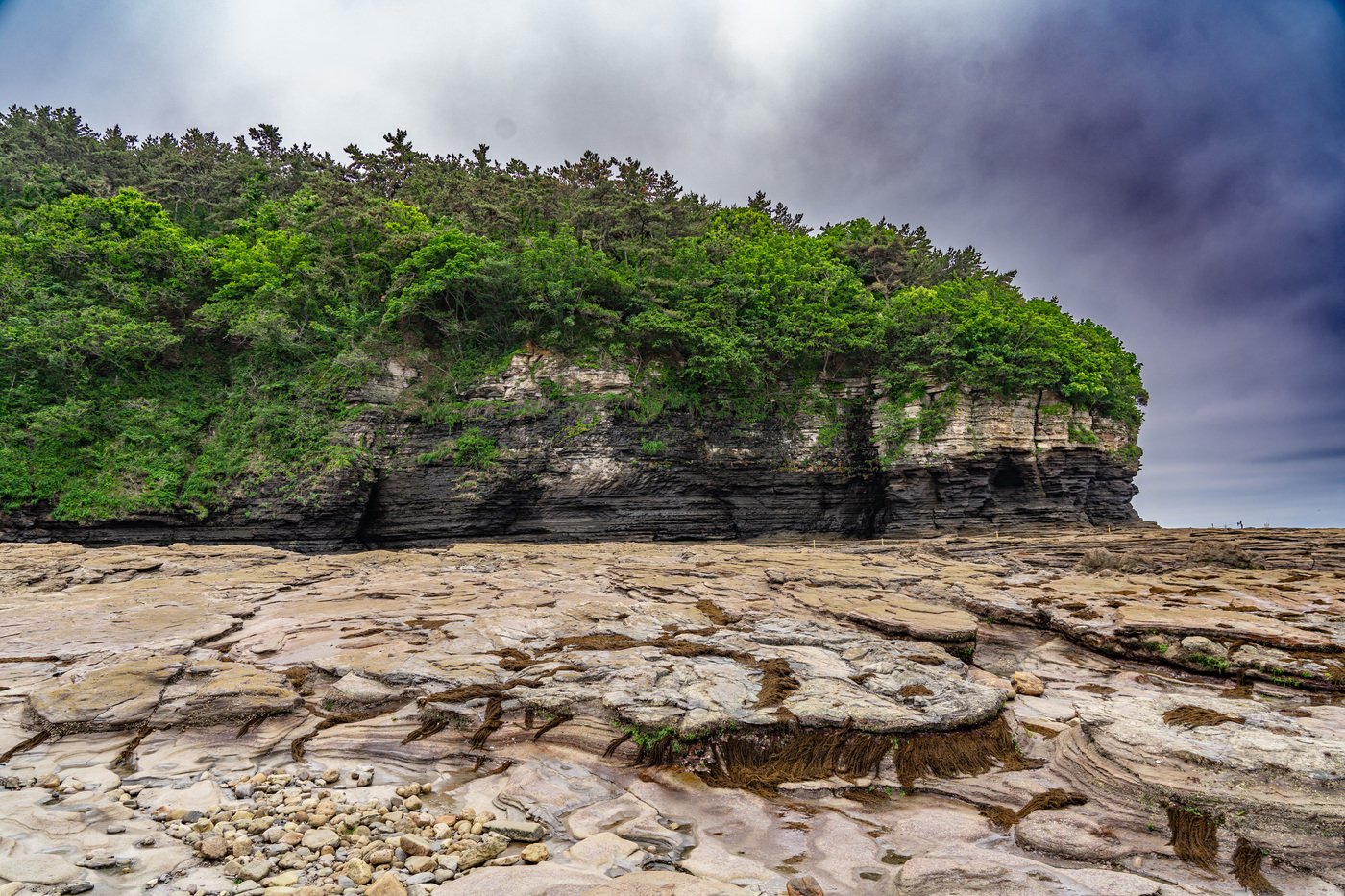 본문 이미지 - 오랜 시간 켜켜이 쌓아 올린 신비로운 퇴적암 절벽, 채석강(한국관광공사 제공)