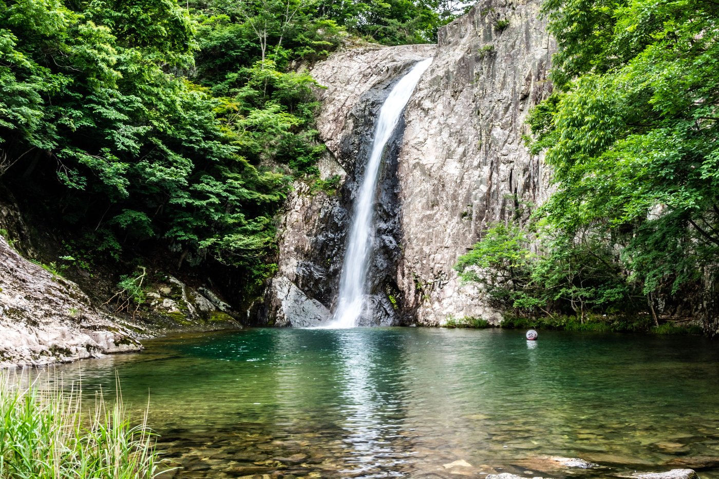 본문 이미지 - 선조들이 흰 비단으로 묘사한 직소폭포는 변산반도 최고의 비경이다(한국관광공사 제공)